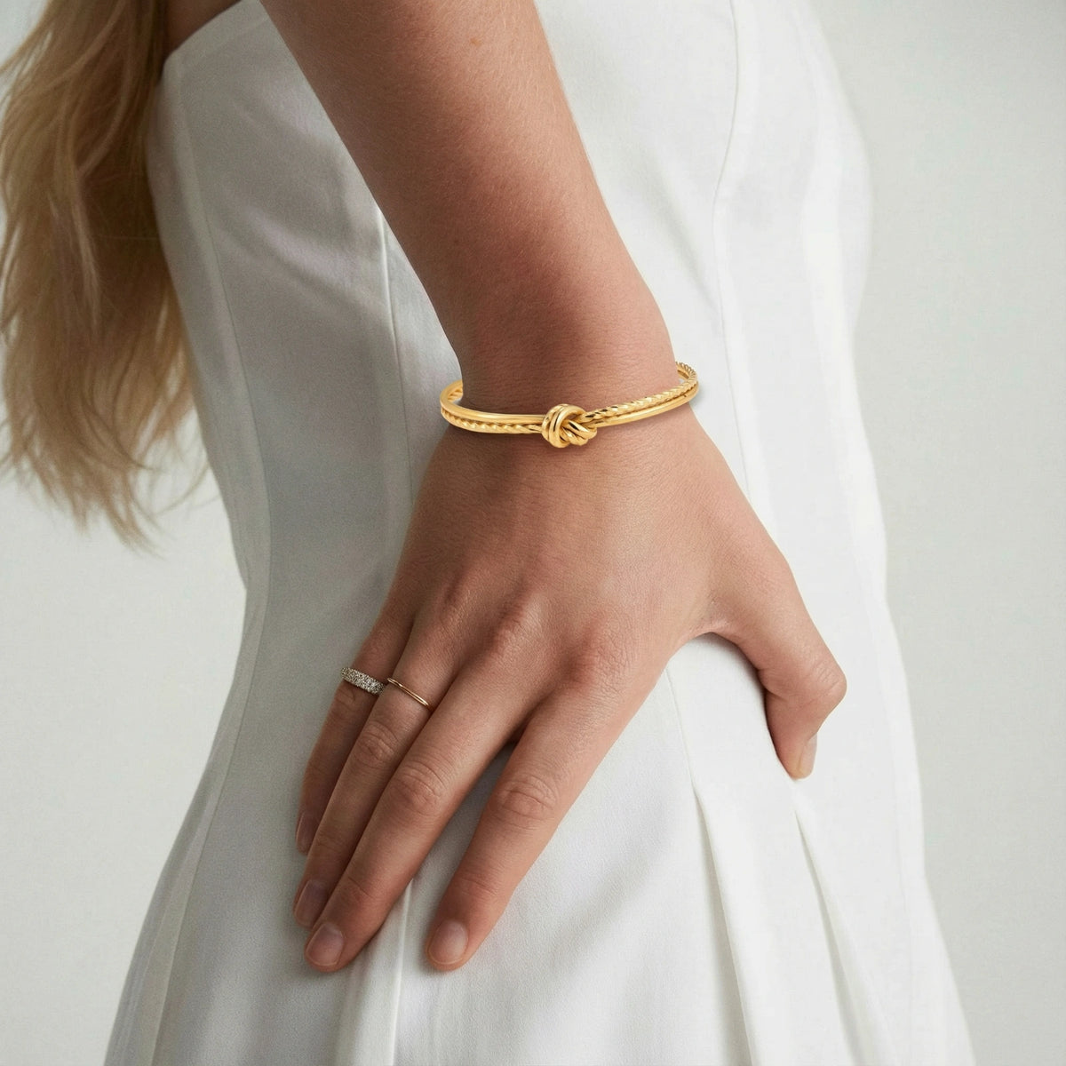 Brazalete Rígido con Nudo Dorado
